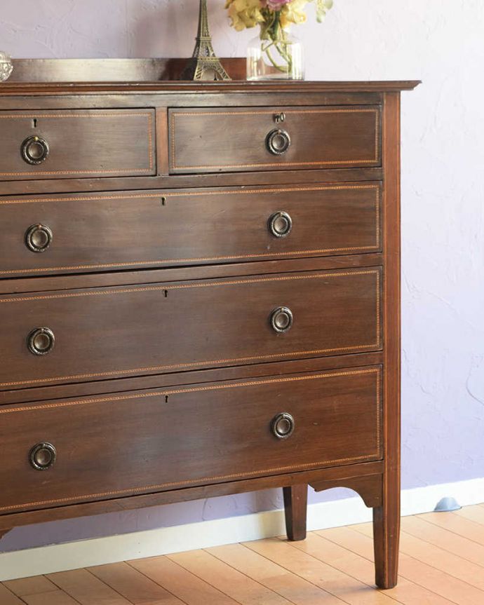 アンティークのチェスト　アンティーク家具　英国の美しいアンティーク家具、象嵌が入りのチェスト（チェストオブドロワーズ）。素材の良さと職人技が光るデザイン高級アンティークらしいシンプルなデザインは、上質な素材を使っている証拠。(k-2092-f)