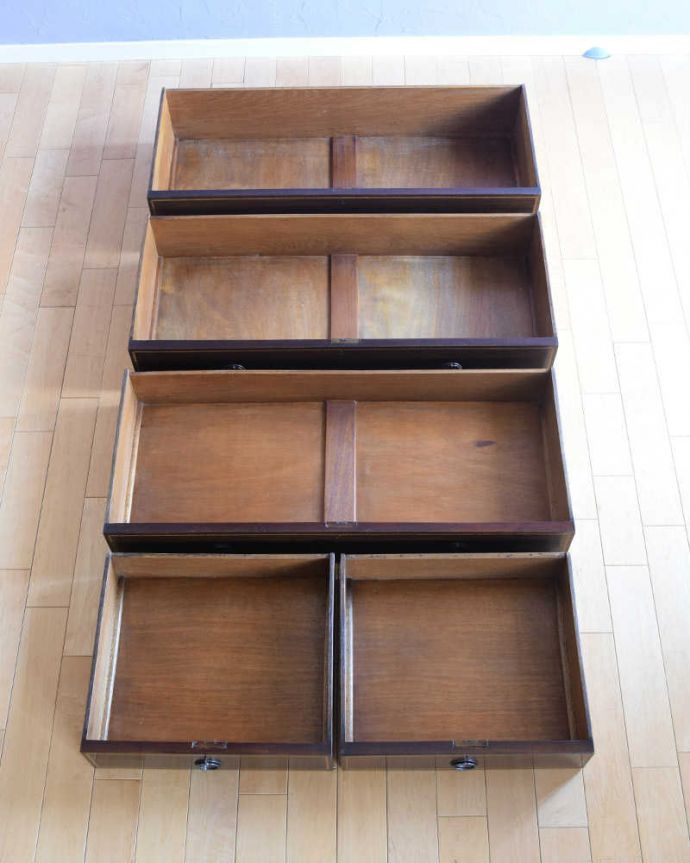 アンティークのチェスト　アンティーク家具　英国の美しいアンティーク家具、象嵌が入りのチェスト（チェストオブドロワーズ）。キレイに修復したので、何を入れてもOK！このタイプのお直しには自信があります！引き出しの中もピッカピカに修復したので、洋服はもちろん、いろんなものを入れて実用的に使って下さい。(k-2092-f)