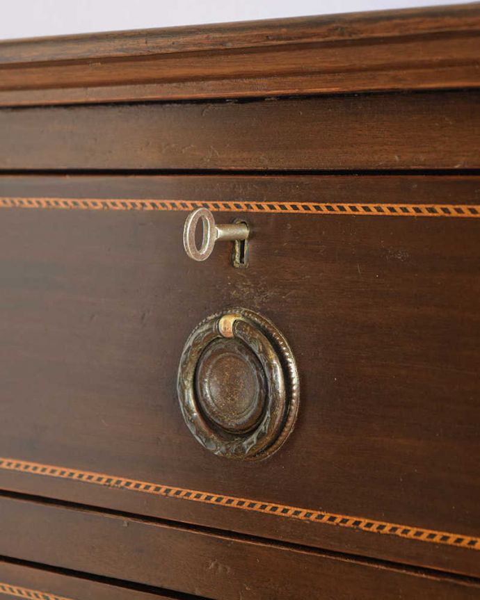 アンティークのチェスト　アンティーク家具　英国の美しいアンティーク家具、象嵌が入りのチェスト（チェストオブドロワーズ）。手をかけて開ける度に…アンティークらしく高級感がある凝ったデザインの取っ手。(k-2092-f)