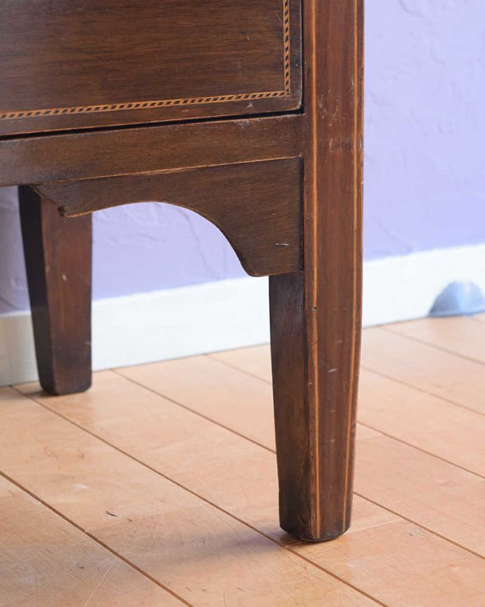 アンティークのチェスト　アンティーク家具　英国の美しいアンティーク家具、象嵌が入りのチェスト（チェストオブドロワーズ）。女性1人でラクラク運べちゃう仕掛けHandleのアンティークは、脚の裏にフェルトキーパーをお付けしています。(k-2092-f)