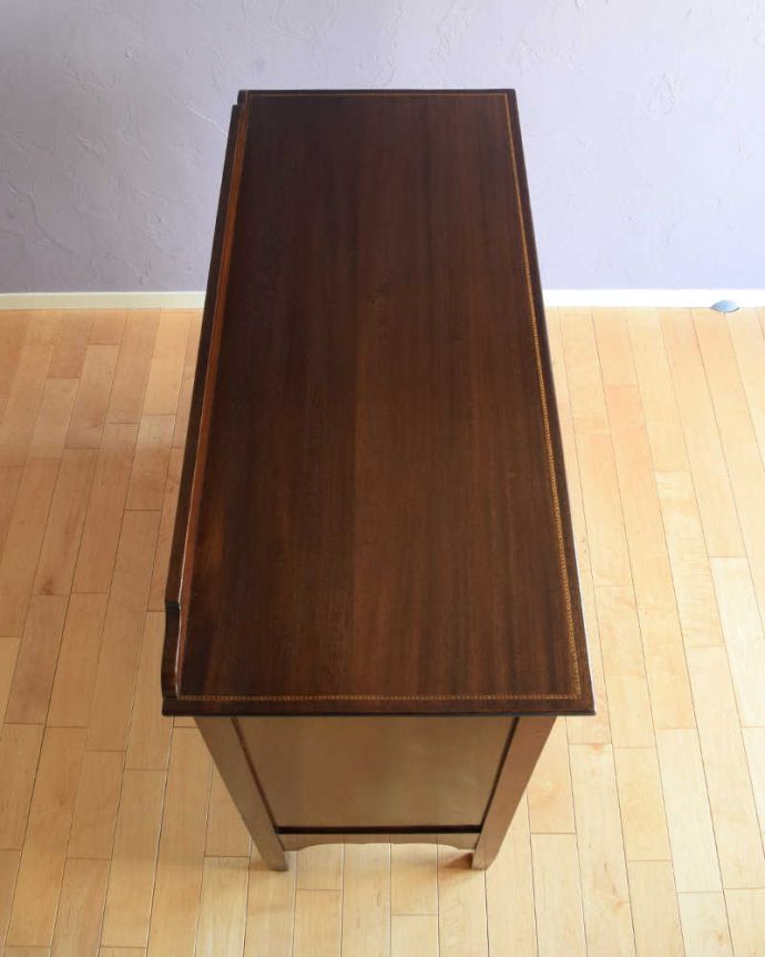 アンティークのチェスト　アンティーク家具　英国の美しいアンティーク家具、象嵌が入りのチェスト（チェストオブドロワーズ）。ピカピカに仕上げました天板も時間をかけて修復しました。(k-2092-f)