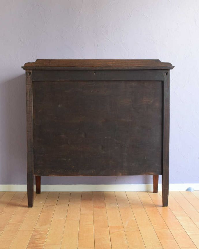 アンティークのチェスト　アンティーク家具　英国の美しいアンティーク家具、象嵌が入りのチェスト（チェストオブドロワーズ）。後ろ姿だってキレイ！アンティークは新品ではないので、もちろん経年変化によるキズはありますが、専門の職人がしっかり修復したので、後ろ姿までキレイです。(k-2092-f)