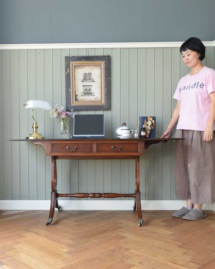 アンティークのデスク・書斎机　アンティーク家具　キャスター付きの伸張式のアンティークバタフライテーブル。蝶の羽がモチーフになった美しいテーブルまるで蝶々が羽を広げるように折りたたみが出来るところから名前が付けられた「バタフライ（蝶々）テーブル」。(k-2093-f)