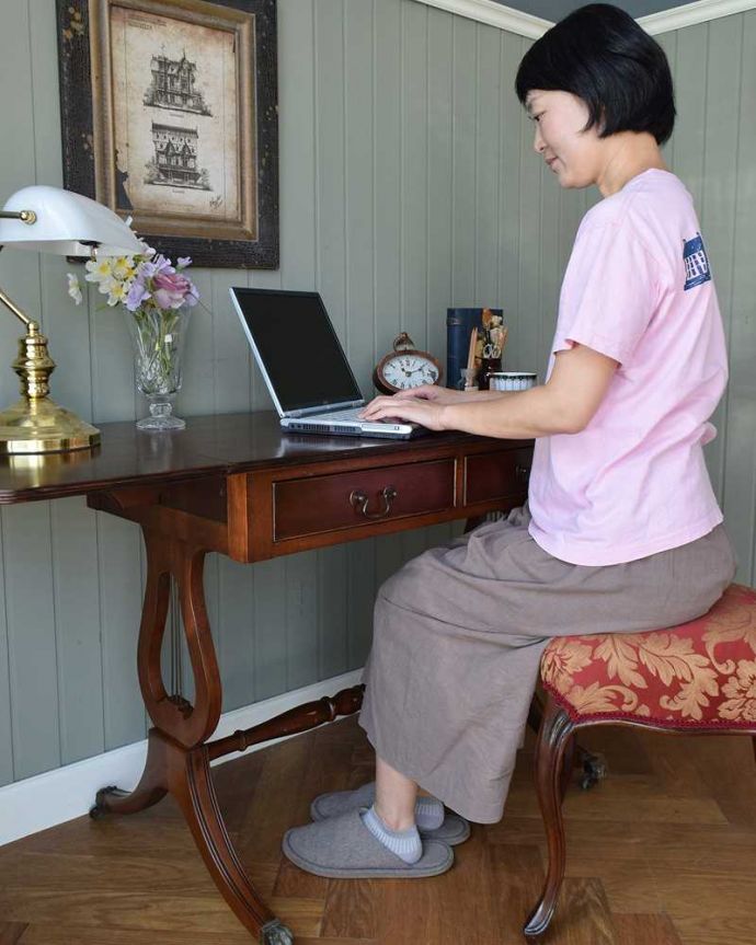 アンティークのデスク・書斎机　アンティーク家具　キャスター付きの伸張式のアンティークバタフライテーブル。自分だけのちょっと贅沢な時間テーブルとしてもデスクとしても使えるデザイン。(k-2093-f)