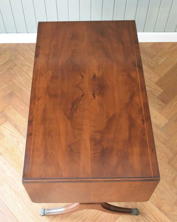 アンティークのデスク・書斎机　アンティーク家具　キャスター付きの伸張式のアンティークバタフライテーブル。畳むとこんなにスリムなサイズリーフを開く前はこんな形です。(k-2093-f)