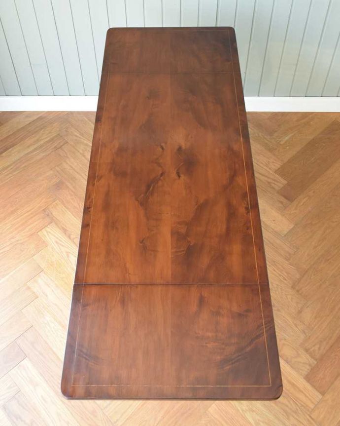 アンティークのデスク・書斎机　アンティーク家具　キャスター付きの伸張式のアンティークバタフライテーブル。天板もキレイにお直ししました。(k-2093-f)