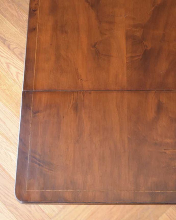 アンティークのデスク・書斎机　アンティーク家具　キャスター付きの伸張式のアンティークバタフライテーブル。天板を近くから見ると･･･Handlleでは修復の際、古い塗装を剥離して再塗装を施していますので、天板もキレイに仕上がっています。(k-2093-f)