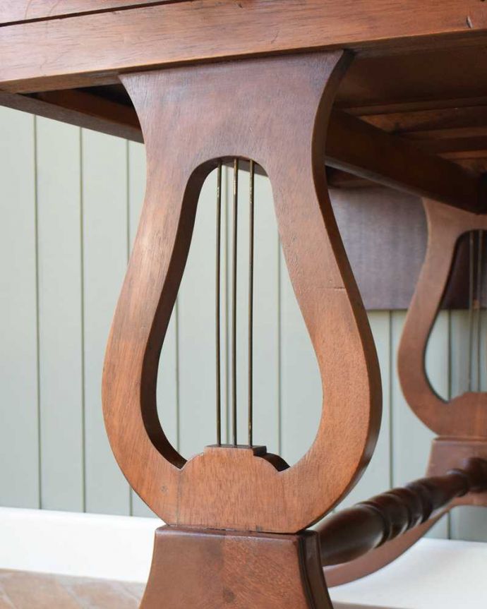 アンティークのデスク・書斎机　アンティーク家具　キャスター付きの伸張式のアンティークバタフライテーブル。うっとりする美しさアンティークだから手に入る美しい彫。(k-2093-f)