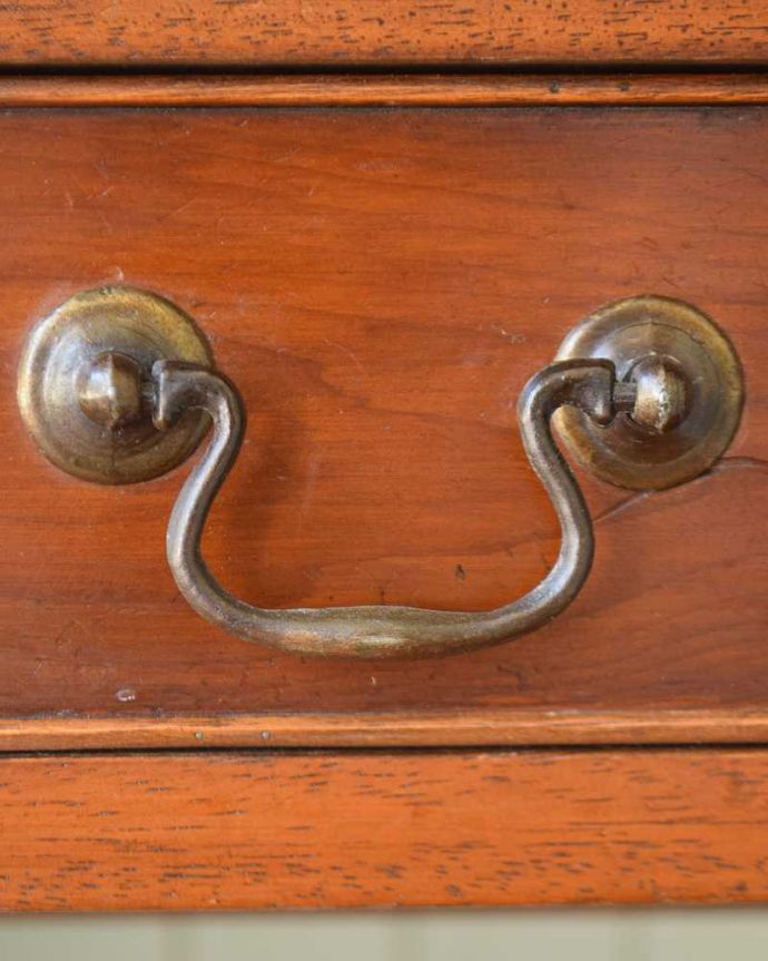 アンティークのデスク・書斎机　アンティーク家具　キャスター付きの伸張式のアンティークバタフライテーブル。アンティークらしい取っ手アンティークらしいデザインの取っ手を、そっと引っ張って開けるたびに、宝箱を開けている気分です。(k-2093-f)