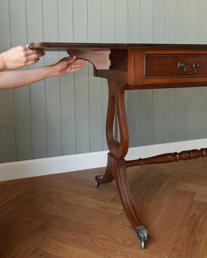 アンティークのデスク・書斎机　アンティーク家具　キャスター付きの伸張式のアンティークバタフライテーブル。あっという間にサイズ変更OK！天板を持ち上げてバーを出すだけで、簡単にサイズが変えれます。(k-2093-f)