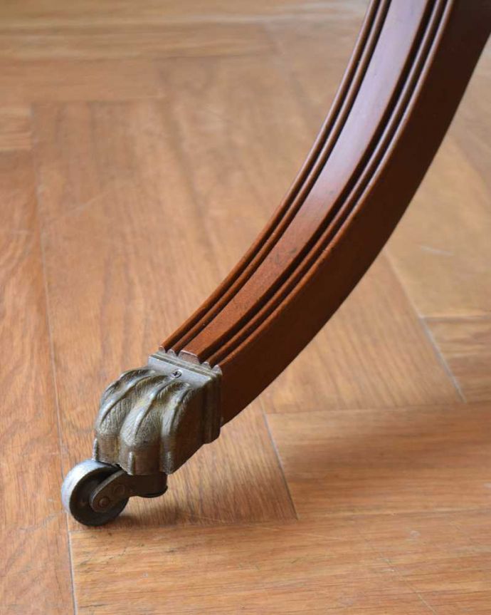 アンティークのデスク・書斎机　アンティーク家具　キャスター付きの伸張式のアンティークバタフライテーブル。女性1人でラクラク運べちゃうんですキャスター付きの脚。(k-2093-f)