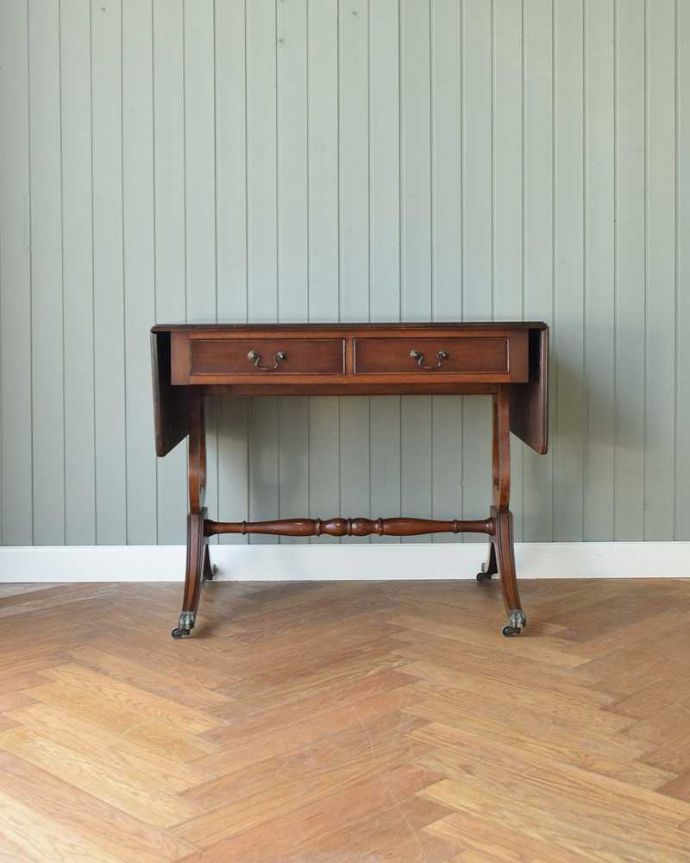 アンティークのデスク・書斎机　アンティーク家具　キャスター付きの伸張式のアンティークバタフライテーブル。リーフを畳むと･･･天板の両側のリーフを畳むと意外にコンパクト。(k-2093-f)