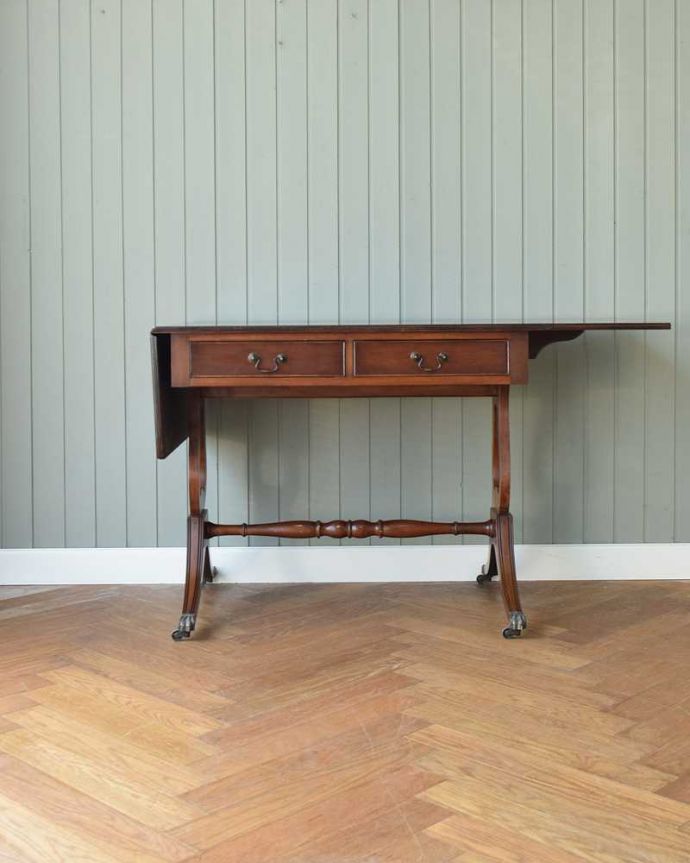 アンティークのデスク・書斎机　アンティーク家具　キャスター付きの伸張式のアンティークバタフライテーブル。片方だけ開いても使えます3WAYで使えるから、片側だけ開いた状態でもOK。(k-2093-f)