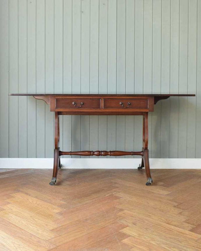 アンティークのデスク・書斎机　アンティーク家具　キャスター付きの伸張式のアンティークバタフライテーブル。両方開いて広々と左右のリーフを開けばゆったりサイズ。(k-2093-f)