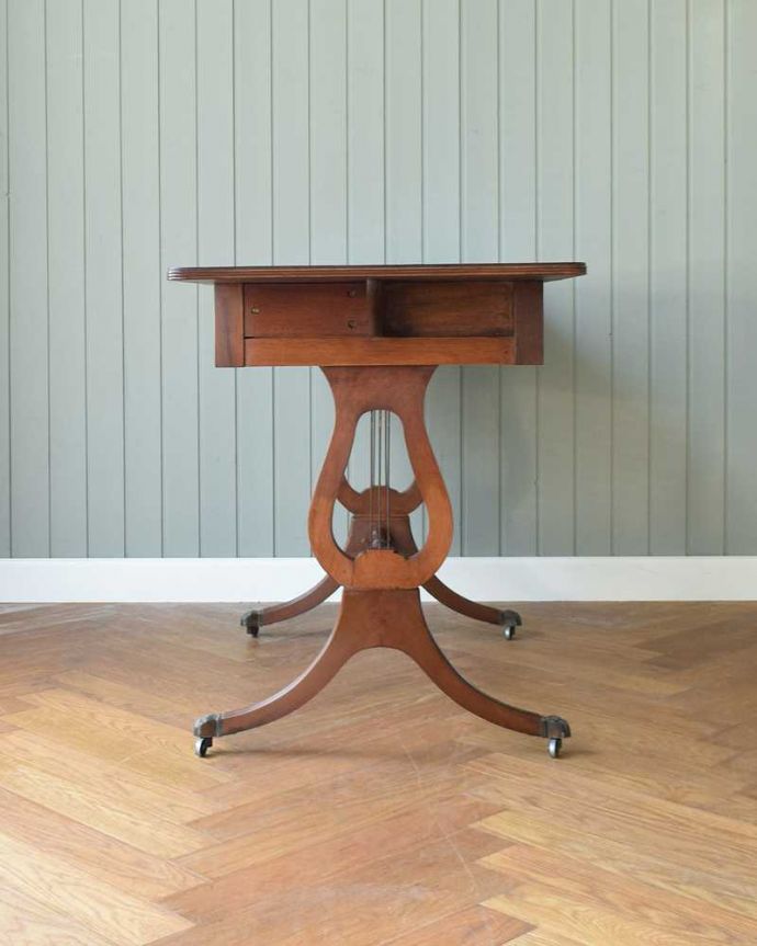 アンティークのデスク・書斎机　アンティーク家具　キャスター付きの伸張式のアンティークバタフライテーブル。横から見てもステキ脚元のデザインは、横から見ると、より美しさが分かります。(k-2093-f)