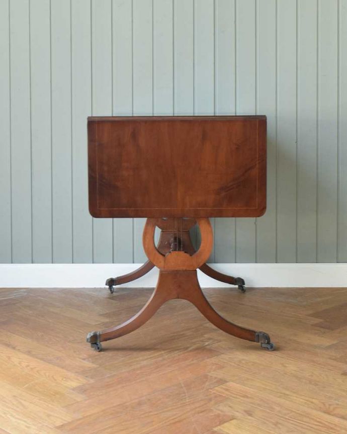 アンティークのデスク・書斎机　アンティーク家具　キャスター付きの伸張式のアンティークバタフライテーブル。天板を畳むとこんな感じ閉じたときは、また違った表情を見せて楽しませてくれます。(k-2093-f)