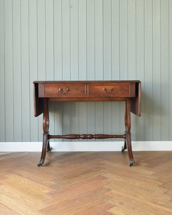 アンティークのデスク・書斎机　アンティーク家具　キャスター付きの伸張式のアンティークバタフライテーブル。後ろ姿にも自信がありますアンティークは新品ではないので経年変化によるキズはありますが、専門の職人がしっかり修復したので、どの角度から見てもキレイです。(k-2093-f)