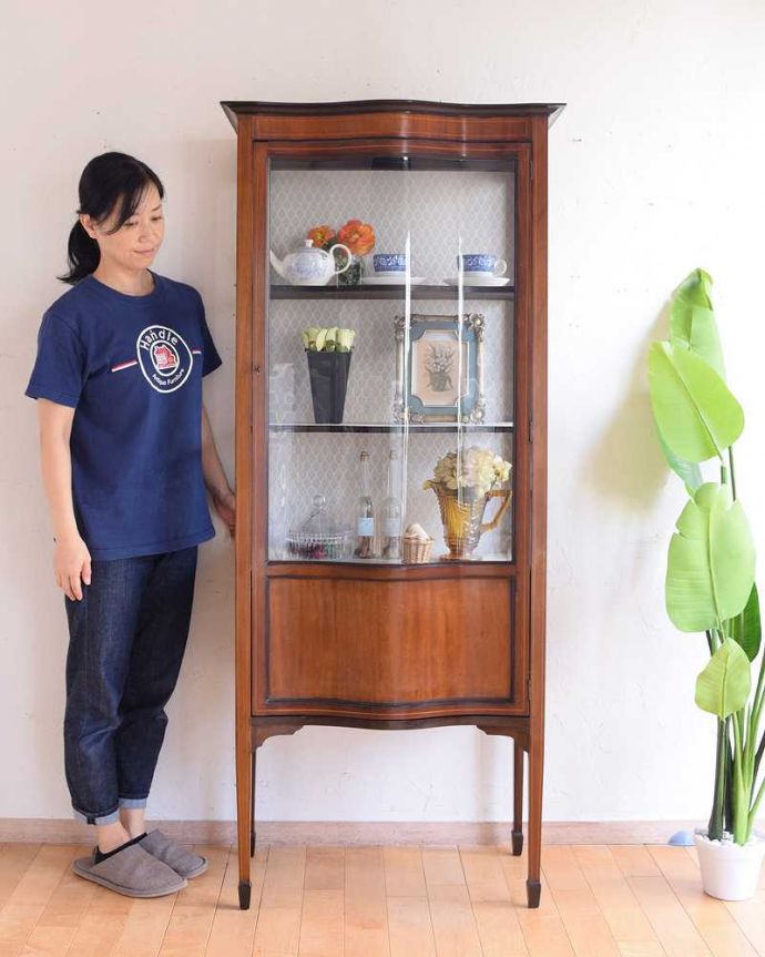 ガラスの曲線が美しい優雅なアンティークキャビネット（凸ガラス）(k