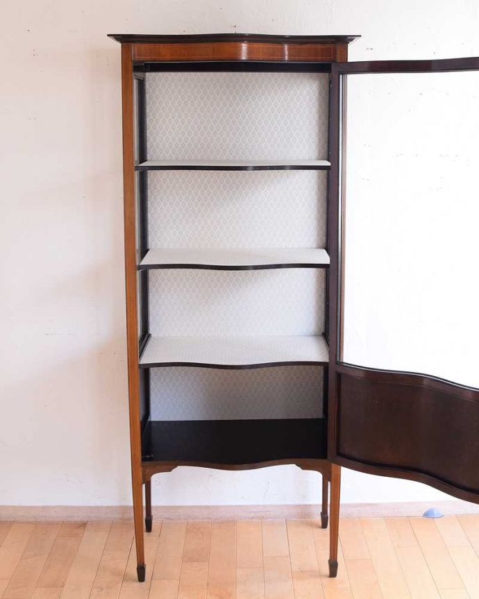 アンティークのキャビネット　アンティーク家具　ガラスの曲線が美しい優雅なアンティークキャビネット（凸ガラス）。扉を開けてみると･･･棚板と背板に貼ってあるクロスは修復の時、新しいものに張り替えました。(k-2094-f)