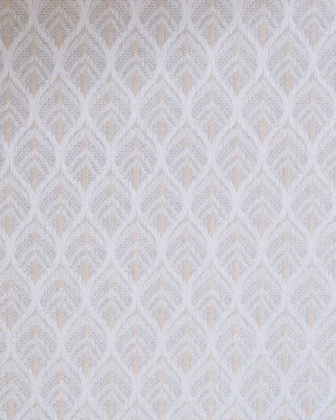 アンティークのキャビネット　アンティーク家具　ガラスの曲線が美しい優雅なアンティークキャビネット（凸ガラス）。新しく貼り替えましたキャビネットに似合う生地を選んで張り替えた背板。(k-2094-f)