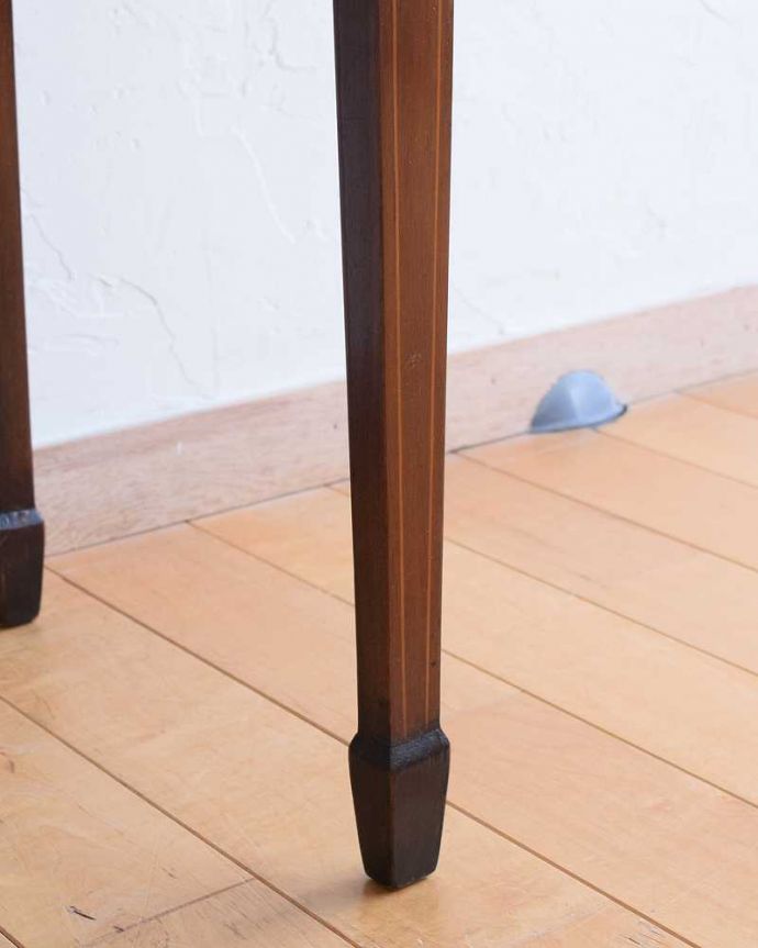 アンティークのキャビネット　アンティーク家具　ガラスの曲線が美しい優雅なアンティークキャビネット（凸ガラス）。女性１人でラクラク運べちゃうんですHandleのアンティークは、脚の裏にフェルトキーパーをお付けしています。(k-2094-f)