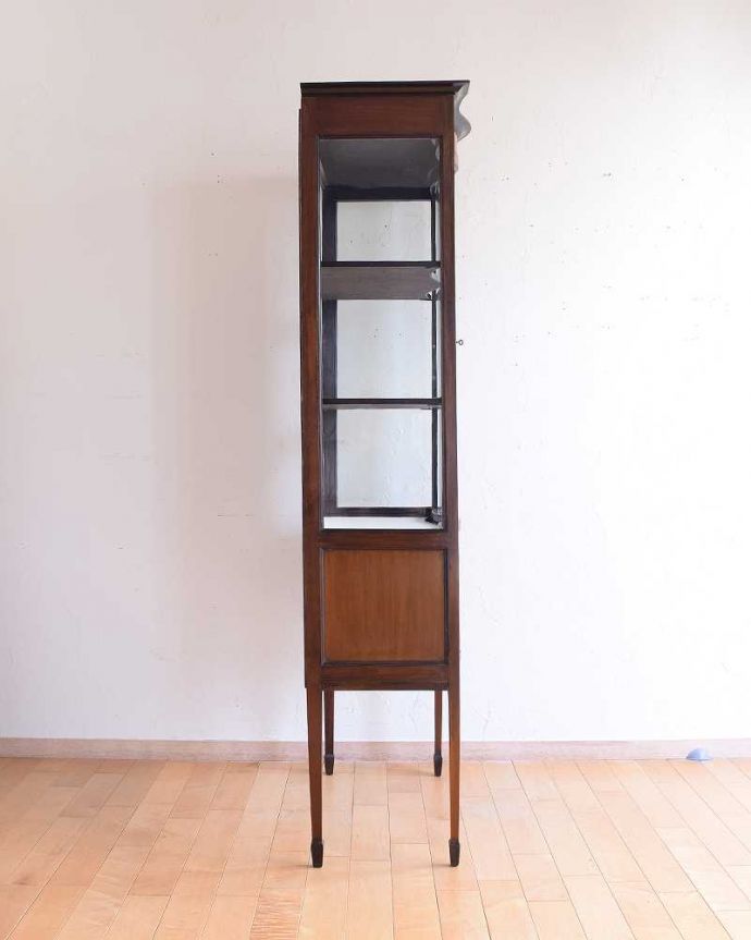 アンティークのキャビネット　アンティーク家具　ガラスの曲線が美しい優雅なアンティークキャビネット（凸ガラス）。横から見ても素敵なんですガラスキャビネットはどこから見ても美しい！いろんな角度から中を見て楽んで下さい。(k-2094-f)