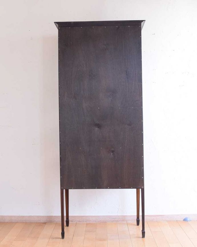 アンティークのキャビネット　アンティーク家具　ガラスの曲線が美しい優雅なアンティークキャビネット（凸ガラス）。キレイに修復しました！アンティークは新品ではないので、経年変化によるキズはありますが、専門の職人がキレイにお直しをしているので、後姿までキレイです。(k-2094-f)