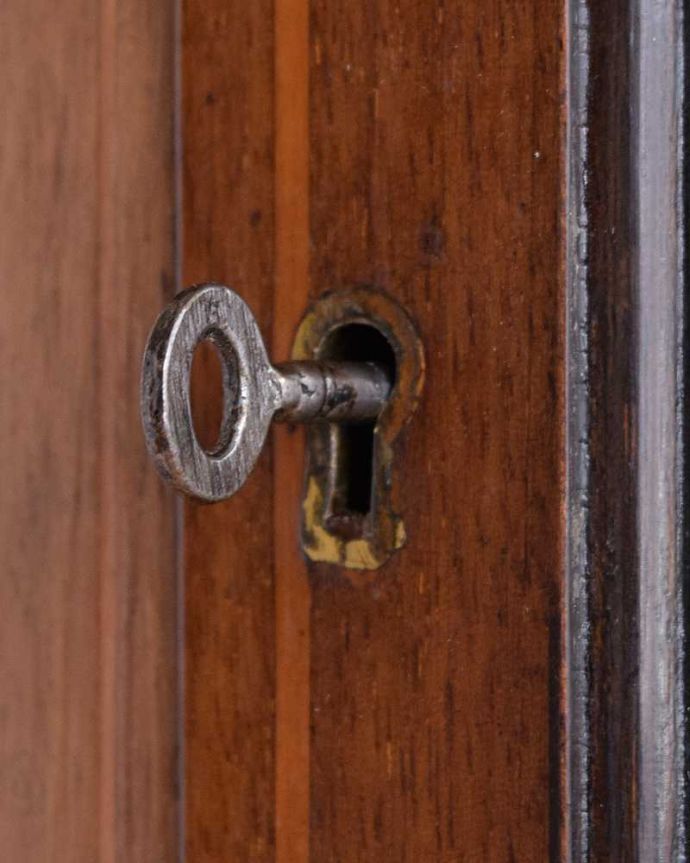 アンティークのキャビネット　アンティーク家具　ガラスの曲線が美しい優雅なアンティークキャビネット（凸ガラス）。開ける度にワクワク･･･ カギを使って扉を開ける度に、まるで宝箱を開けるみたいです。(k-2094-f)