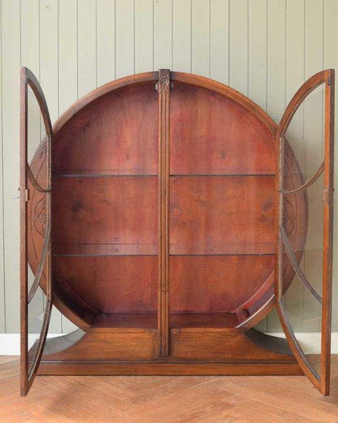 アンティークのキャビネット　アンティーク家具　英国で見つけたお花の彫りが美しい中々出会えない丸いアンティークキャビネット。扉を開けて中を見てみましょう扉内も職人がキレイに修復しました。(k-2095-f)