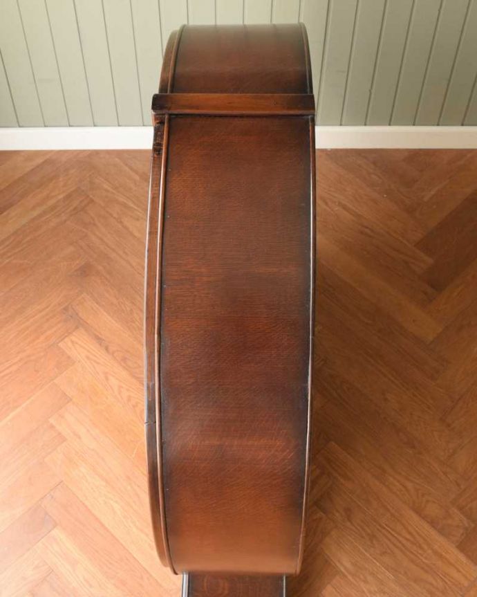 アンティークのキャビネット　アンティーク家具　英国で見つけたお花の彫りが美しい中々出会えない丸いアンティークキャビネット。こんな形のキャビネットです。(k-2095-f)