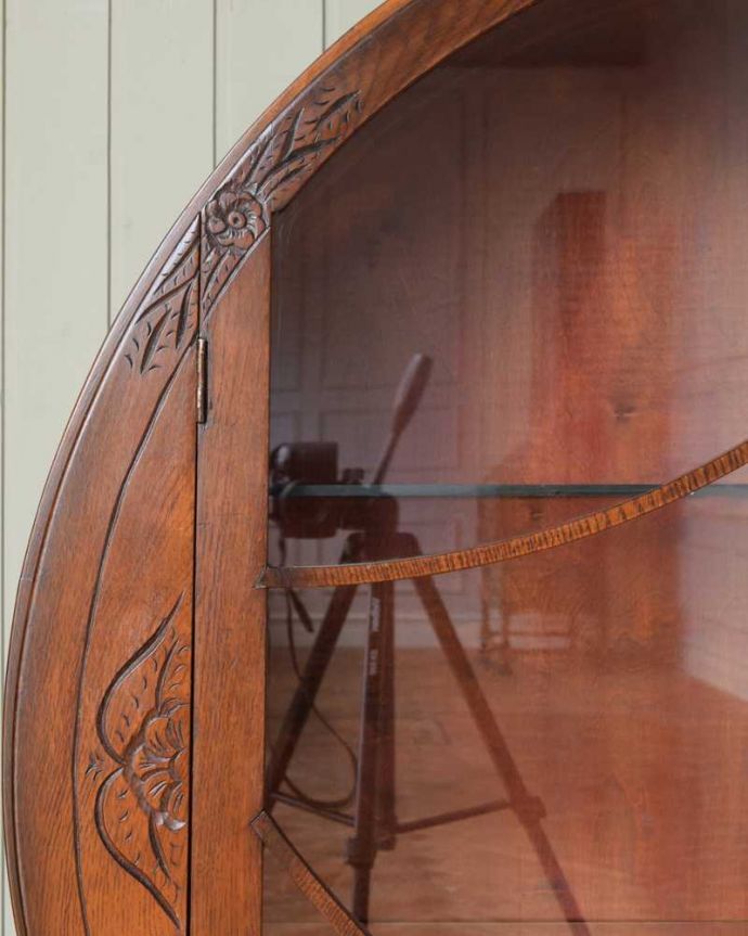 アンティークのキャビネット　アンティーク家具　英国で見つけたお花の彫りが美しい中々出会えない丸いアンティークキャビネット。いろんな場所にこだわり彫のデザインもいろいろです。(k-2095-f)