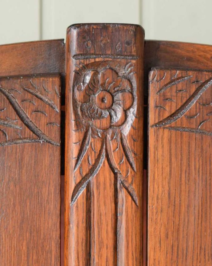 アンティークのキャビネット　アンティーク家具　英国で見つけたお花の彫りが美しい中々出会えない丸いアンティークキャビネット。惚れ惚れしちゃう美しさこんなに堅い無垢材に一体どうやって彫ったんだろう？と不思議になるくらい細かい彫にうっとりです。(k-2095-f)