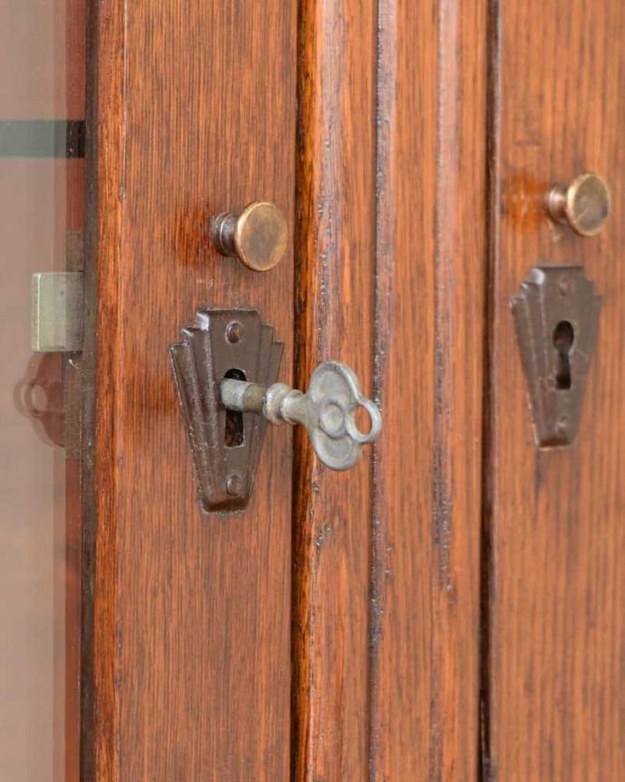 アンティークのキャビネット　アンティーク家具　英国で見つけたお花の彫りが美しい中々出会えない丸いアンティークキャビネット。アンティークらしい取っ手取っ手にもアンティークらしさが。(k-2095-f)