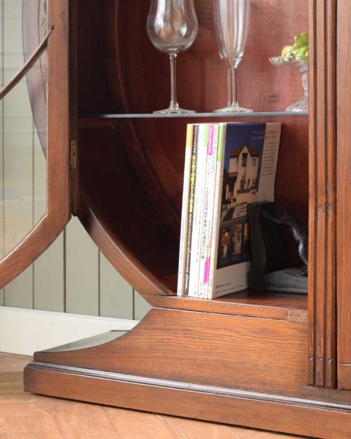 アンティークのキャビネット　アンティーク家具　英国で見つけたお花の彫りが美しい中々出会えない丸いアンティークキャビネット。扉の中は収納たっぷりA4サイズの雑誌までしっかり収納出来ちゃう大きさ。(k-2095-f)