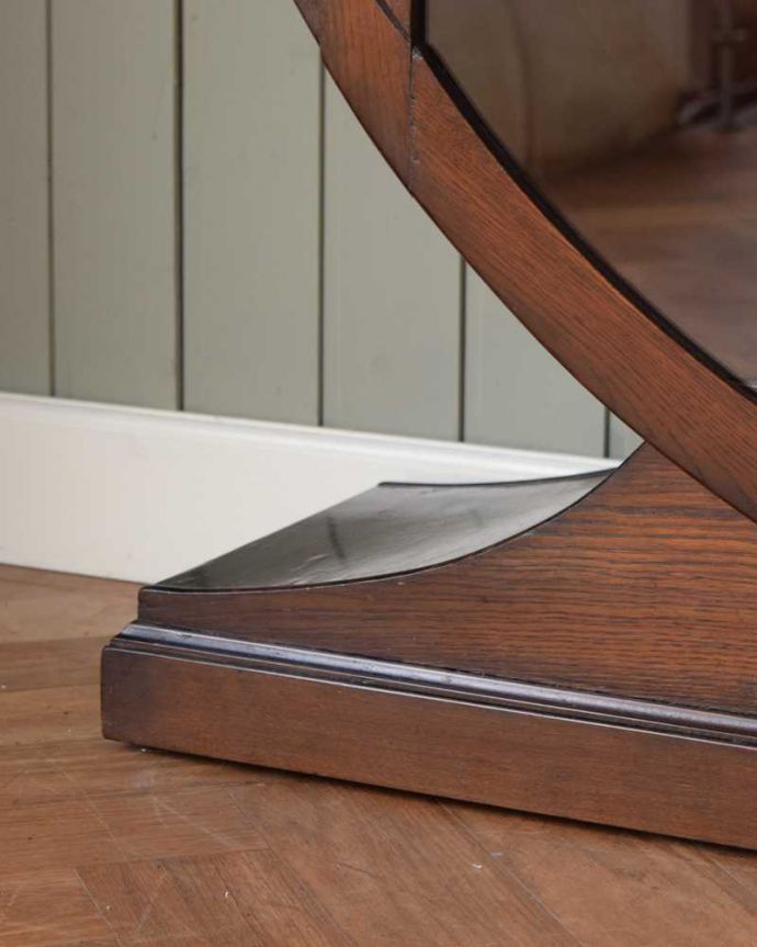 アンティークのキャビネット　アンティーク家具　英国で見つけたお花の彫りが美しい中々出会えない丸いアンティークキャビネット。女性１人でもラクラク運べちゃうんですHandleのアンティークは脚の裏にフェルトキーパーをお付けしています。(k-2095-f)