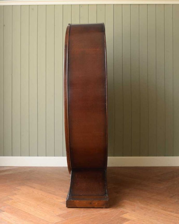 アンティークのキャビネット　アンティーク家具　英国で見つけたお花の彫りが美しい中々出会えない丸いアンティークキャビネット。横から見てもステキ横から見るとこんな感じ。(k-2095-f)