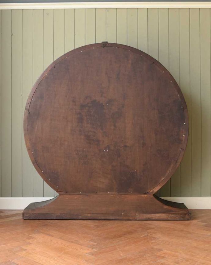 アンティークのキャビネット　アンティーク家具　英国で見つけたお花の彫りが美しい中々出会えない丸いアンティークキャビネット。実は後ろから見てもキレイなんです。(k-2095-f)