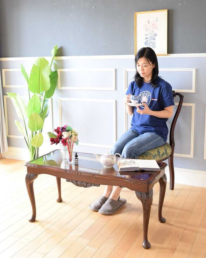 アンティークのテーブル　アンティーク家具　美しい木目のアンティーク家具、ガラストップの優雅なコーヒーテーブル。優雅な時間が過ごせる英国スタイルのコーヒーテーブルどんな場所に置いても美しいデザインでみんなを魅了する英国アンティーク。(k-2096-f)