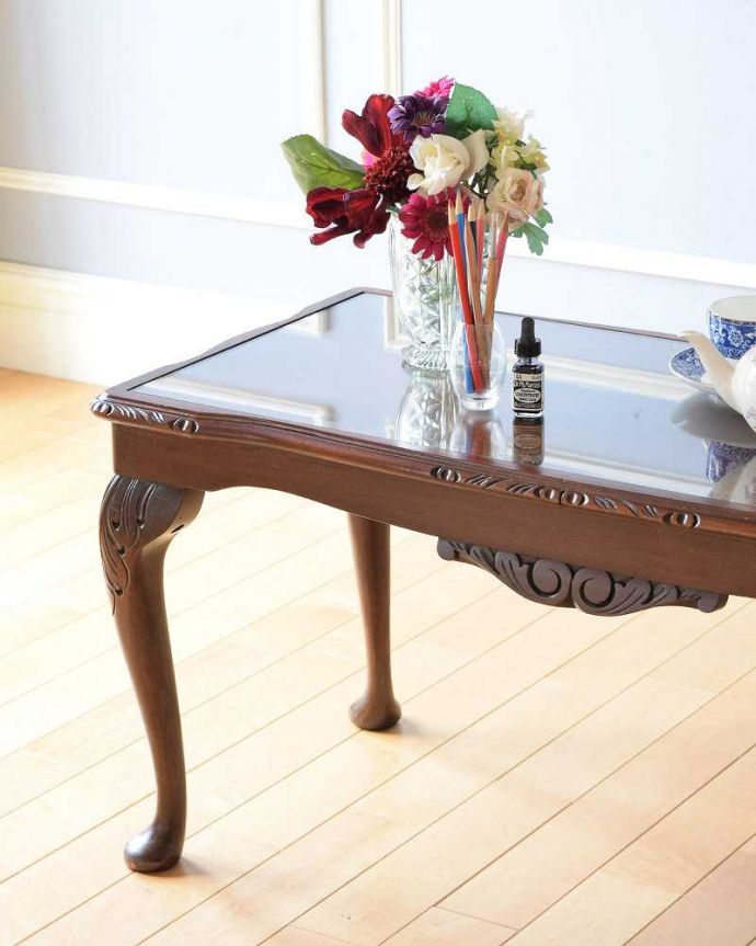 アンティークのテーブル　アンティーク家具　美しい木目のアンティーク家具、ガラストップの優雅なコーヒーテーブル。英国らしいデザインのうつくしさにうっとり･･･脚のデザインだけ見ても、アンティークらしさが感じられるんです。(k-2096-f)