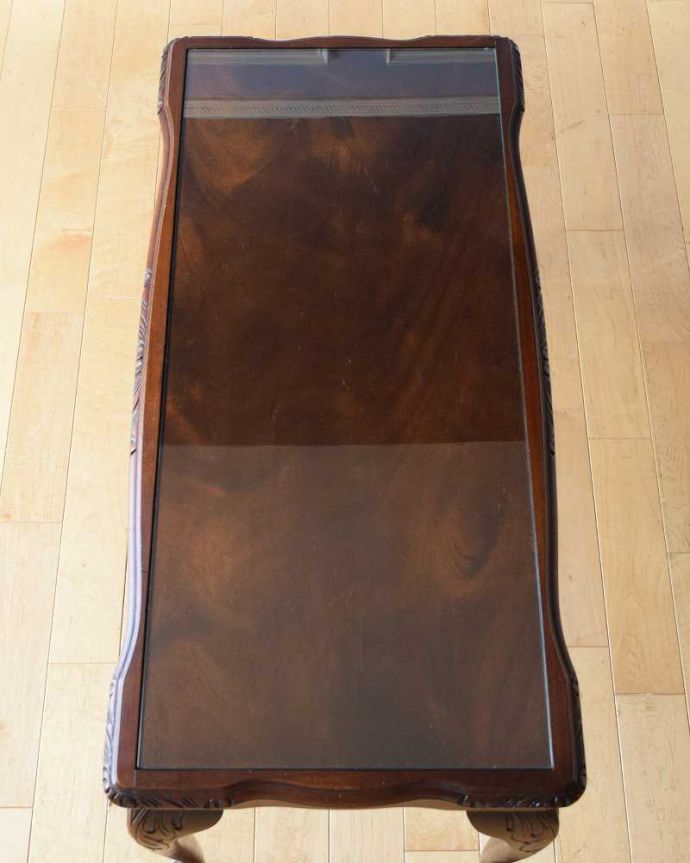 アンティークのテーブル　アンティーク家具　美しい木目のアンティーク家具、ガラストップの優雅なコーヒーテーブル。天板を上から見ると･･･コーヒーテーブルの天板は毎日使う場所だから専門の職人がしっかり修復しました。(k-2096-f)