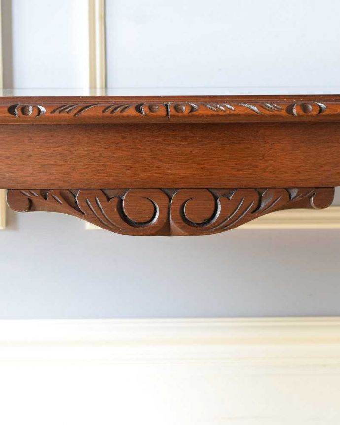 アンティークのテーブル　アンティーク家具　美しい木目のアンティーク家具、ガラストップの優雅なコーヒーテーブル。美しい彫にもうっとり…さりげなく施された彫。(k-2096-f)