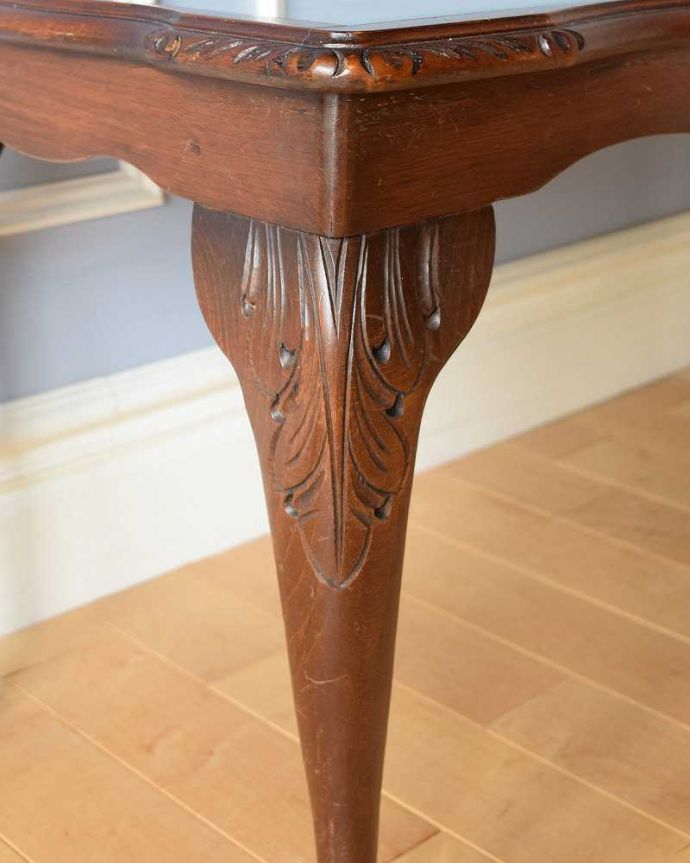 アンティークのテーブル　アンティーク家具　美しい木目のアンティーク家具、ガラストップの優雅なコーヒーテーブル。うっとりする美しさアンティークだから手に入る美しい彫。(k-2096-f)