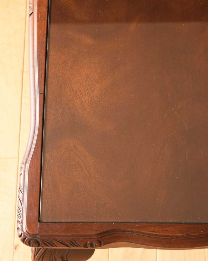 アンティークのテーブル　アンティーク家具　美しい木目のアンティーク家具、ガラストップの優雅なコーヒーテーブル。近づいて見てみると･･･アンティークはもちろん新品ではないので小さなキズや汚れはありますが、キレイにお直ししたので満足して頂ける自信があります！。(k-2096-f)