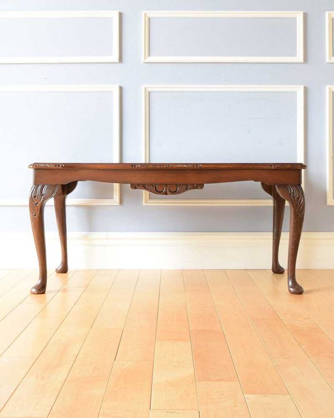 アンティークのテーブル　アンティーク家具　美しい木目のアンティーク家具、ガラストップの優雅なコーヒーテーブル。横から見た姿もステキ横から見るとこんな感じ。(k-2096-f)