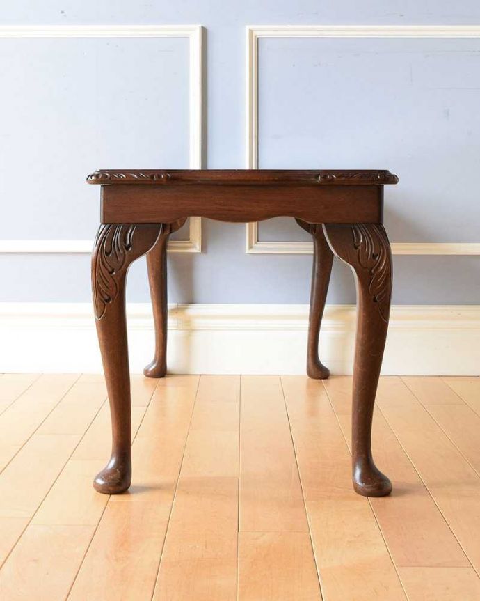 アンティークのテーブル　アンティーク家具　美しい木目のアンティーク家具、ガラストップの優雅なコーヒーテーブル。クルッと回転360度どこから見ても美しく仕上げてあるので、いろんな場所から見て楽しんで下さい。(k-2096-f)