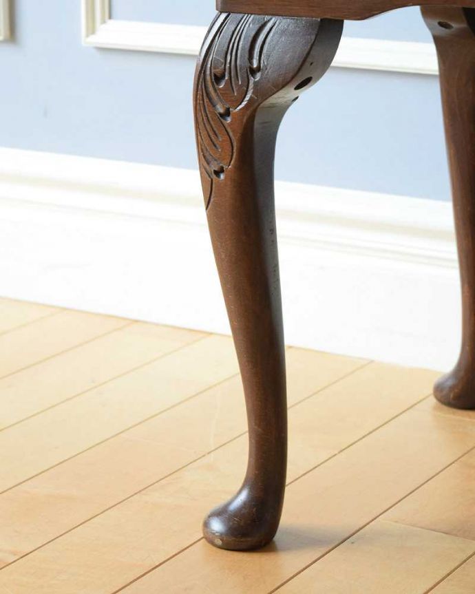 アンティークのテーブル　アンティーク家具　美しい木目のアンティーク家具、ガラストップの優雅なコーヒーテーブル。持ち上げなくても移動できます！Handleのアンティークは、脚の裏にフェルトキーパーをお付けしていますので、床を滑らせてれば移動が簡単です。(k-2096-f)