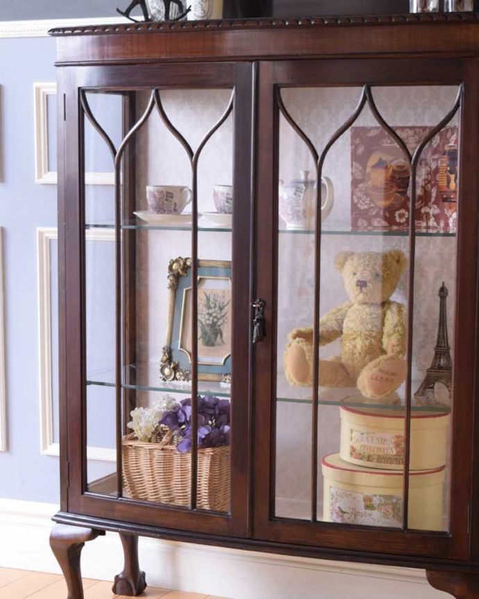 アンティークのキャビネット　アンティーク家具　クロウ＆ボールの脚がエレガント、ゴシックデザインのアンティークガラスキャビネット。ガラス越しに見るお気に入りの美しさ…光をたっぷり取り入れてくれるガラス扉と棚板。(k-2097-f)