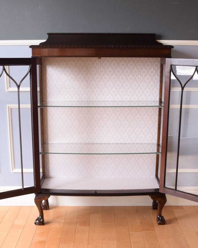 アンティークのキャビネット　アンティーク家具　クロウ＆ボールの脚がエレガント、ゴシックデザインのアンティークガラスキャビネット。扉を開けて中を見てみましょう職人がキレイに修復して、背板も新しい生地に張替えました。(k-2097-f)