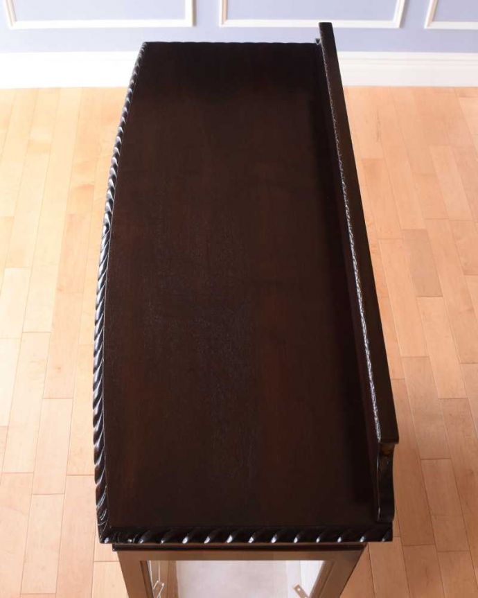 アンティークのキャビネット　アンティーク家具　クロウ＆ボールの脚がエレガント、ゴシックデザインのアンティークガラスキャビネット。こんな形のキャビネットです。(k-2097-f)