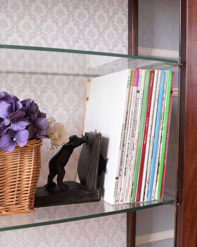 アンティークのキャビネット　アンティーク家具　クロウ＆ボールの脚がエレガント、ゴシックデザインのアンティークガラスキャビネット。扉の中は収納たっぷりA4サイズの雑誌までしっかり収納出来ちゃう大きさ。(k-2097-f)